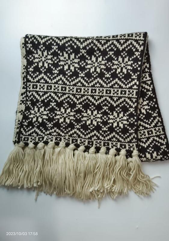 Czarno-kremowy szalik Fair Isle z geometrycznym wzorem i frędzlami – hurtownia odzieży zimowej B2B