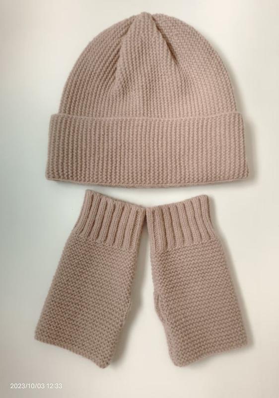 Różowy komplet zimowy: czapka beanie i rękawiczki bez palców – hurtownia akcesoriów dzianinowych B2B