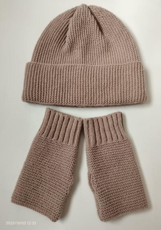Różowa czapka beanie i bezpalcowe rękawiczki – komplet z dzianiny żebrowanej. Hurtownia akcesoriów zimowych.