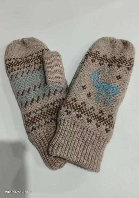 Beżowe wełniane rękawiczki z niebieskim reniferem i wzorem Fair Isle – hurtownia rękawic zimowych B2B