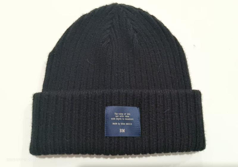 Czarna prążkowana czapka zimowa beanie z podwijanym mankietem i naszywką – hurtownia B2B