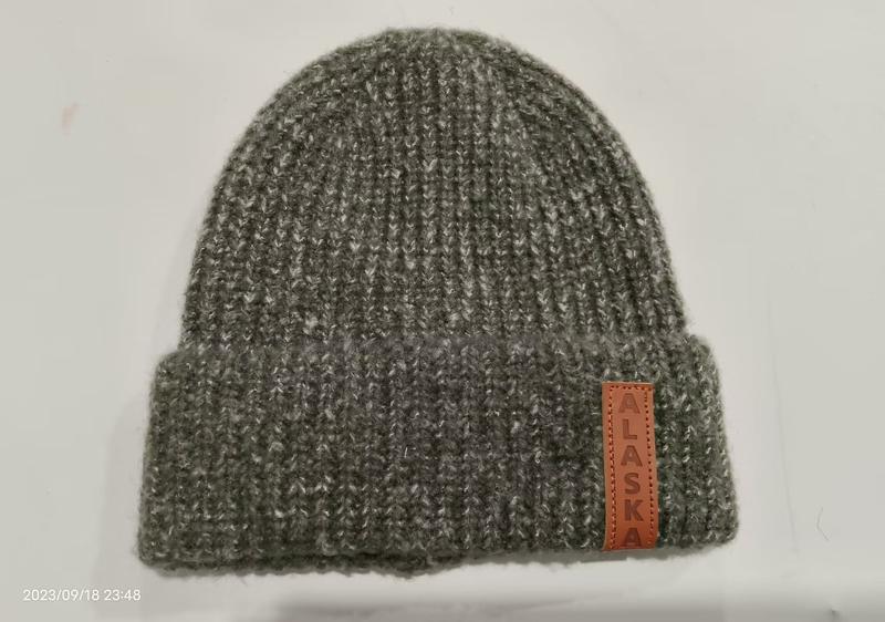 Szara melanżowa czapka beanie z prążkowanej dzianiny z mankietem i skórzaną naszywką Alaska – hurtownia