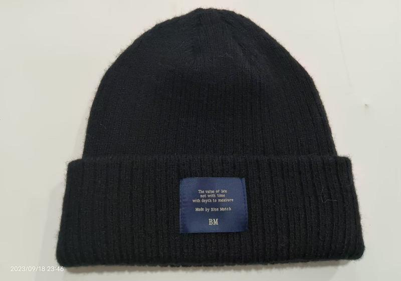 Czarna prążkowana czapka beanie z mankietem i niebieską naszywką — hurtownia czapek B2B