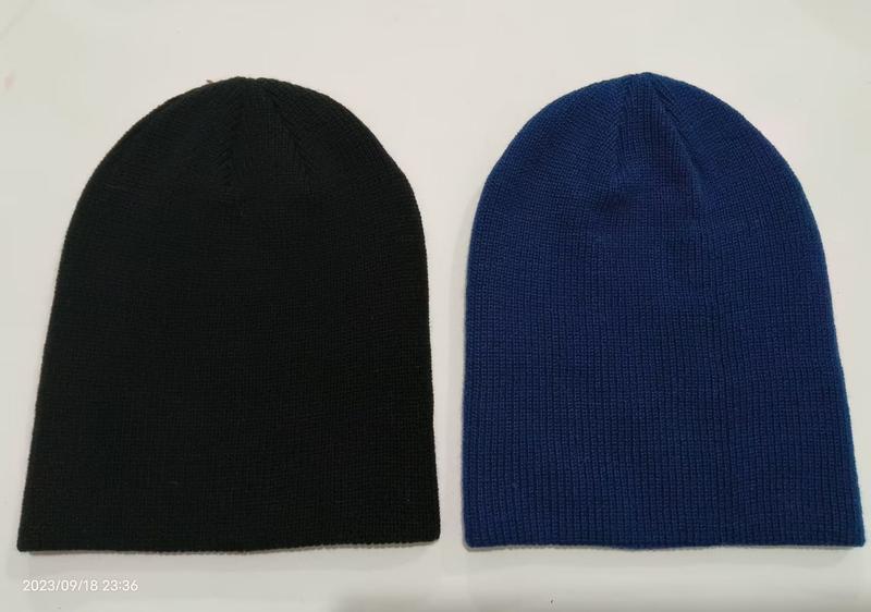Czarne i niebieskie czapki beanie z dzianiny w hurcie — prążkowana tekstura