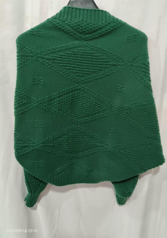 Szmaragdowy sweter poncho z grubego dzianiny we wzór geometryczny – hurtownia odzieży B2B
