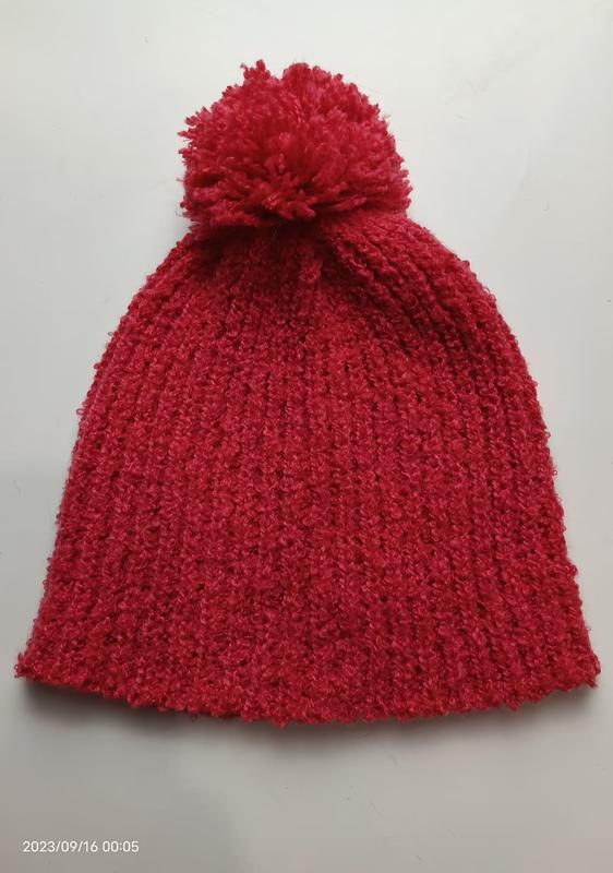 Czerwona czapka beanie z grubym prążkowanym splotem i dużym pomponem – hurtownia odzieży zimowej