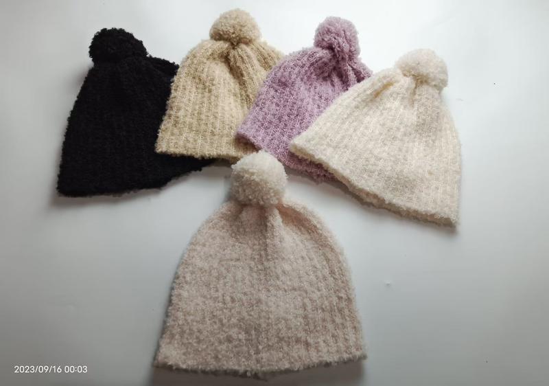 Zestaw 5 czapek beanie z pomponem w kolorach czarnym