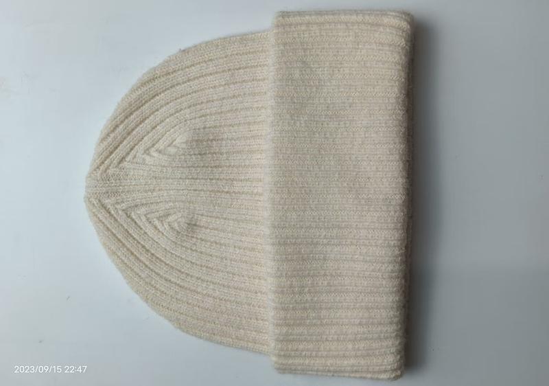 Kremowa prążkowana czapka beanie z naturalnej wełny — hurtownia czapek B2B