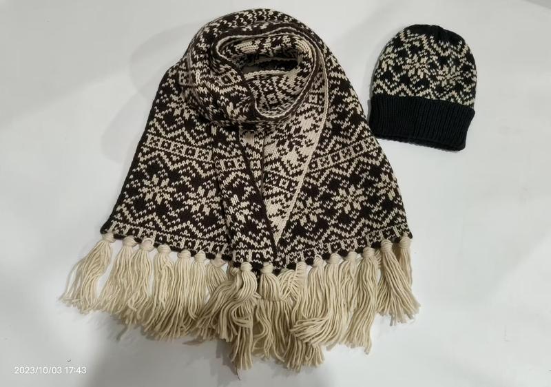 Brązowo-kremowy komplet zimowy Fair Isle: szalik z frędzlami i czapka w śnieżynki – hurtownia B2B