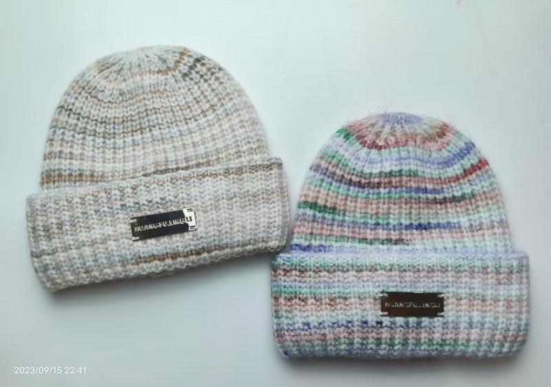 Zestaw 2 czapek beanie hurtownia: melanżowa beżowa i pastelowa w paski