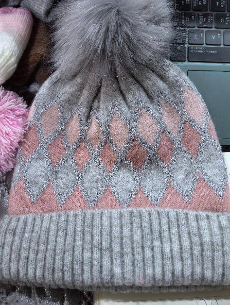 Szara różowa czapka zimowa beanie w argyle z dużym pomponem ze sztucznego futra – hurtownia