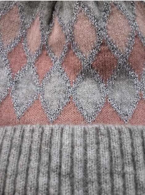 Różowo-szara czapka beanie w romby argyle ze srebrną metaliczną nicią – hurtownia czapek zimowych B2B