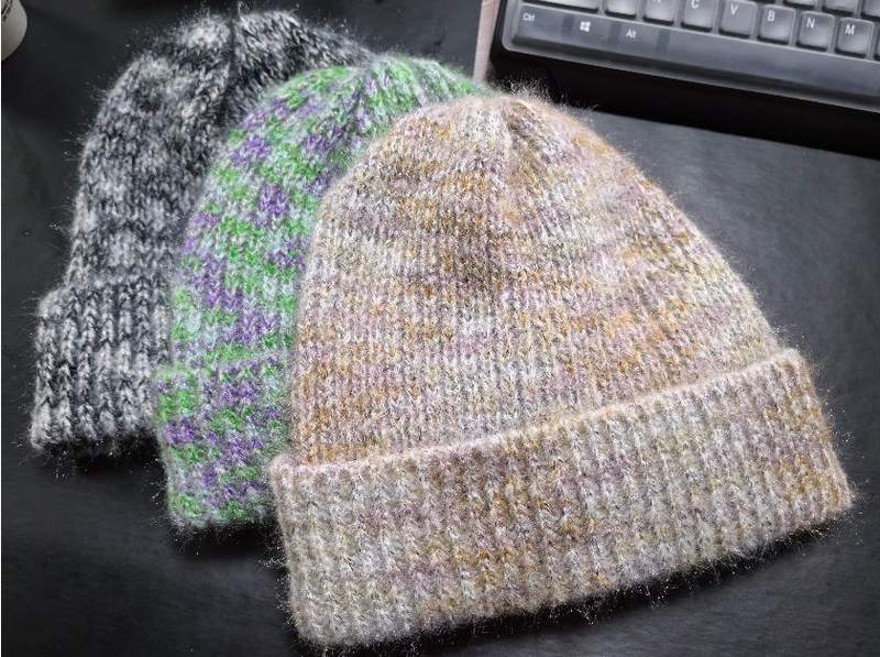 Trzy czapki beanie z wełny z domieszką: szara melanżowa