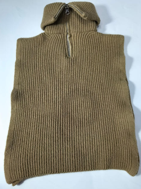 Beżowy sweter bez rękawów typu poncho z półsuwakiem – hurt
