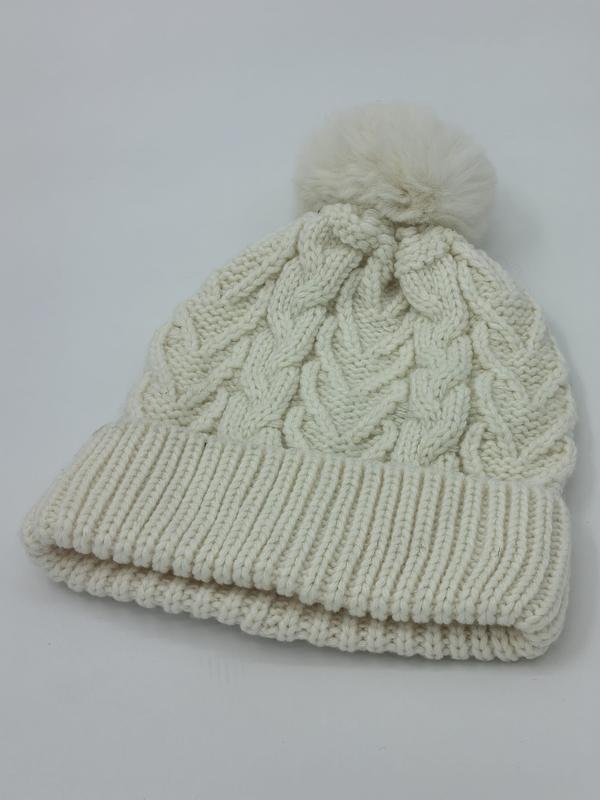Kremowa czapka zimowa cable knit z puszystym pomponem i podwójnym ściągaczem — hurt