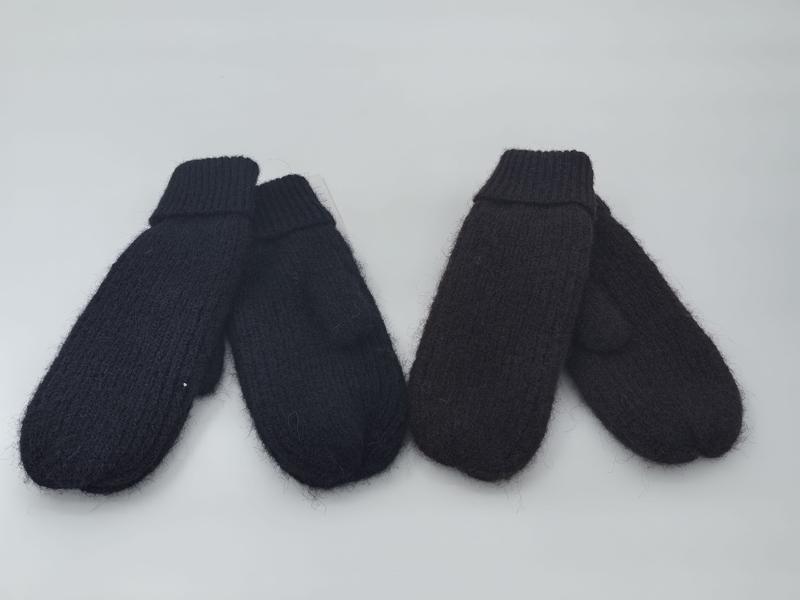 Dwie pary rękawiczek chunky knit w czerni i brązie — hurtownia B2B