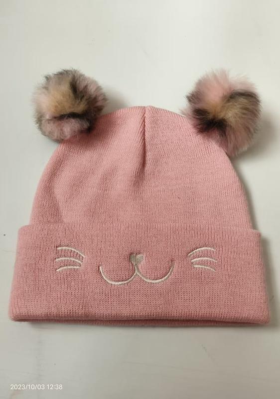 Różowa czapka zimowa beanie z dzianiny z dwoma pomponami ze sztucznego futra i haftowanym pyskiem kota – hurtownia