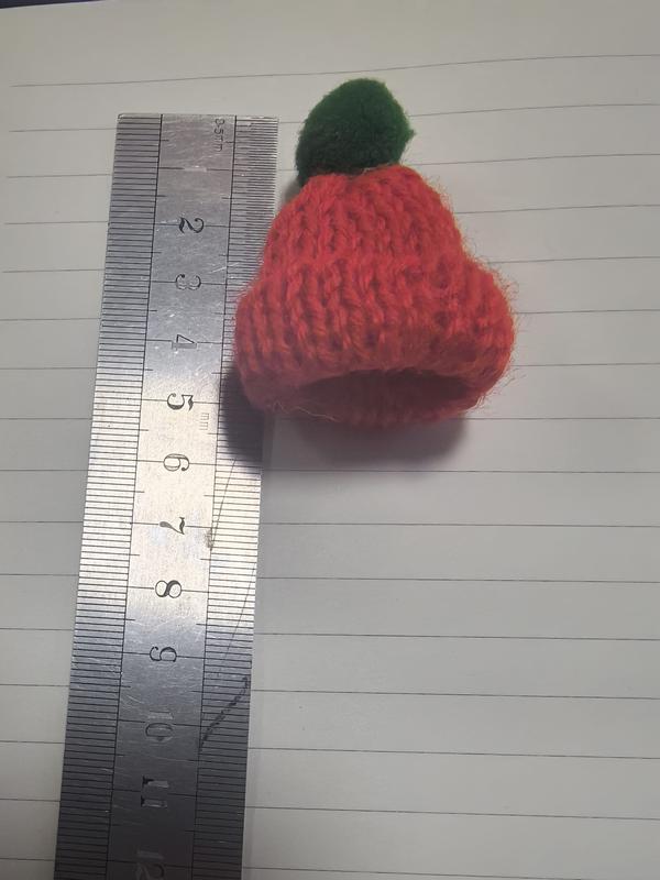 Miniaturowa czerwona czapka beanie z zielonym pomponem – hurt