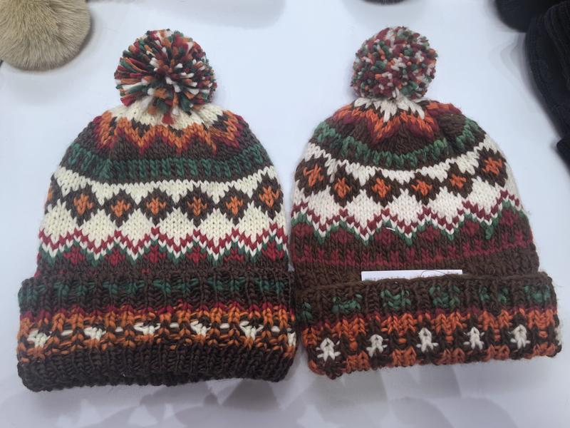 Dwie czapki beanie Fair Isle z pomponem w jesiennych kolorach — brąz