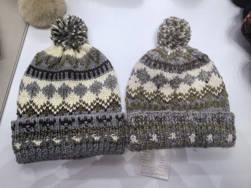 Dwie czapki beanie Fair Isle z pomponem w szarym
