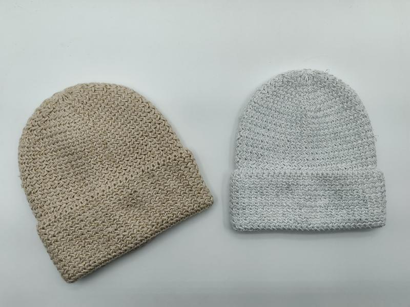 Zestaw dwóch czapek beanie z grubym splotem w kolorach beżowym i jasnoszarym.