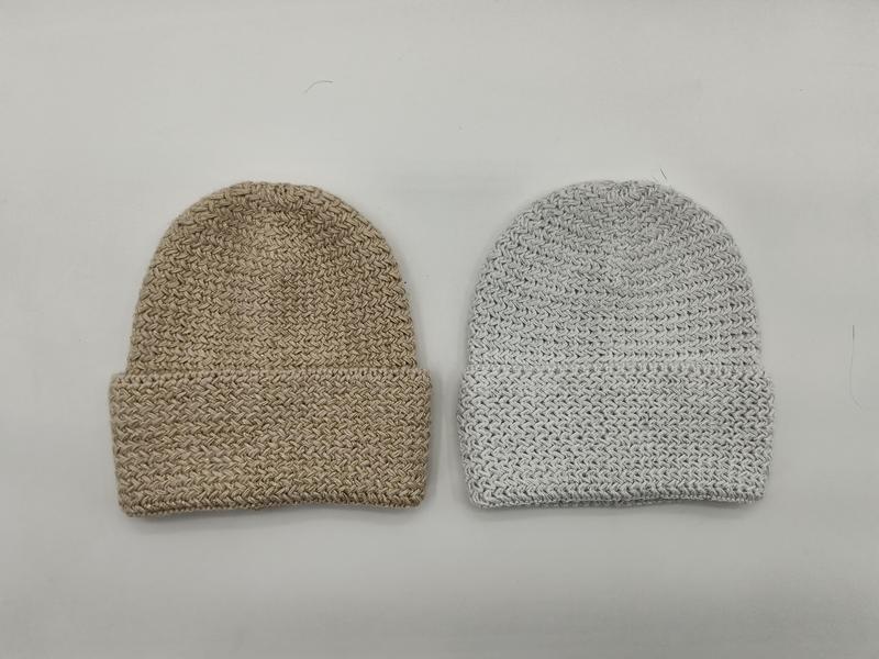 Beżowo-szara czapka beanie z grubym splotem i podwiniętym mankietem — stylowy dodatek na zimę.