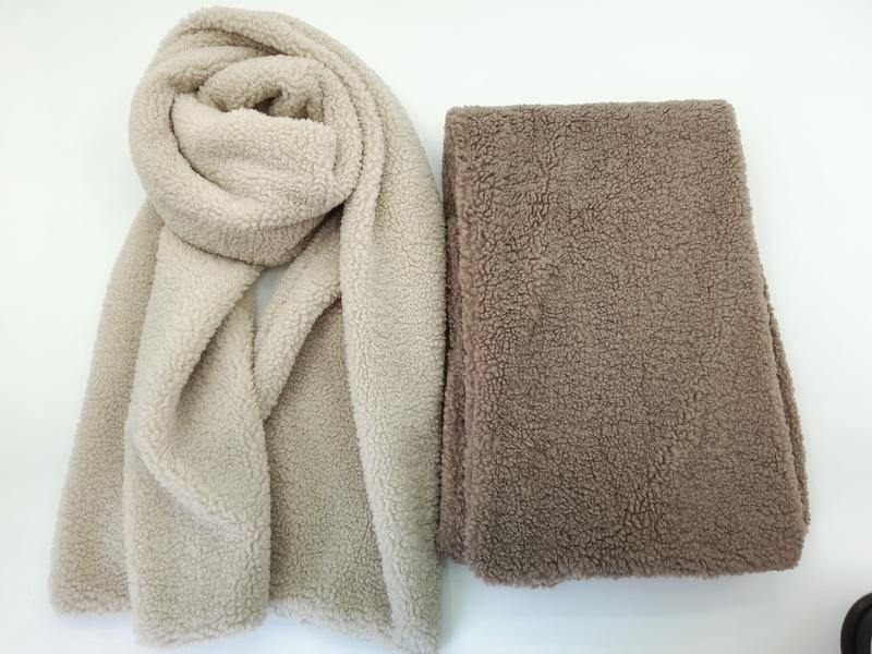 Zestaw szalików sherpa fleece w kolorach beżu i taupe, puszysta tekstura teddy, ciepłe zimowe okrycie.
