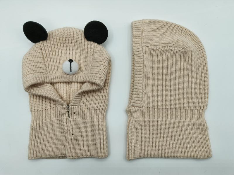 Beżowa knit kominiarka dla dzieci w kształcie misia z czarnymi uszami i haftowaną buzią.