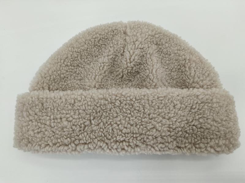 Beżowa czapka beanie z mankietem, wykonana z miękkiego polaru sherpa, idealna na zimę.