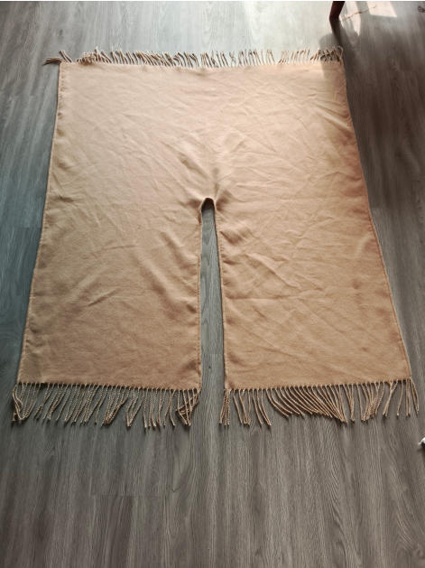 Beżowe ponczo wrap z plecionej tkaniny z frędzlami — elegancka okrycie na każdą porę roku.