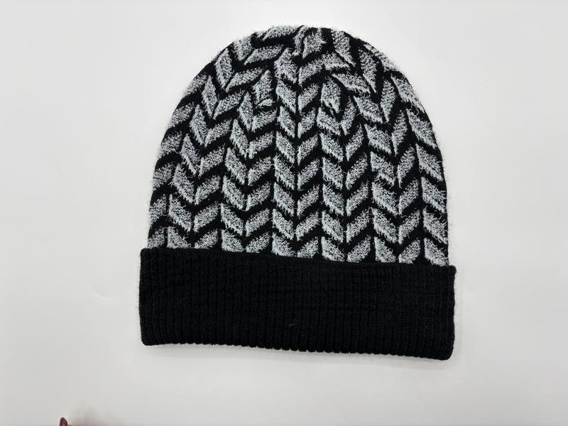Czarno-szara czapka beanie w jodełkę ze ściągaczem, sfotografowana płasko na białym tle.
