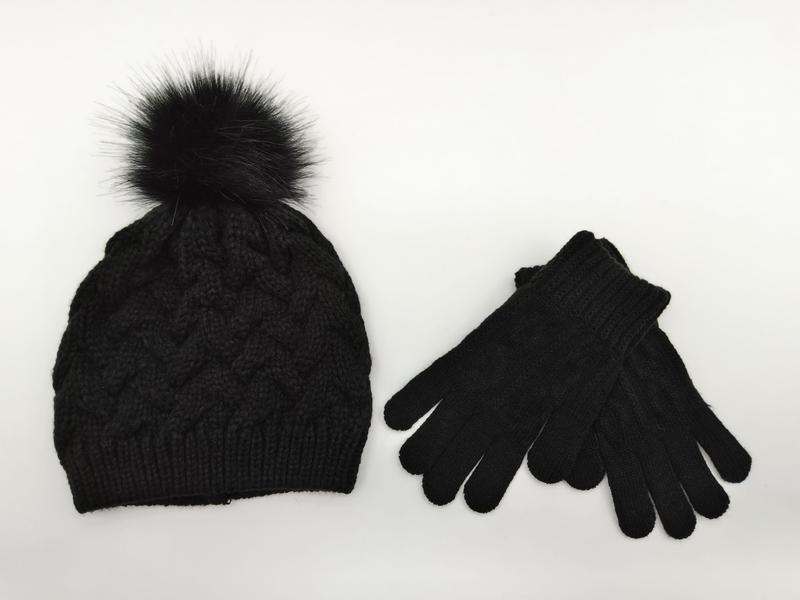 Czarna czapka beanie ze splotem warkoczowym, pomponem ze sztucznego futra i rękawiczki – zestaw zimowy.