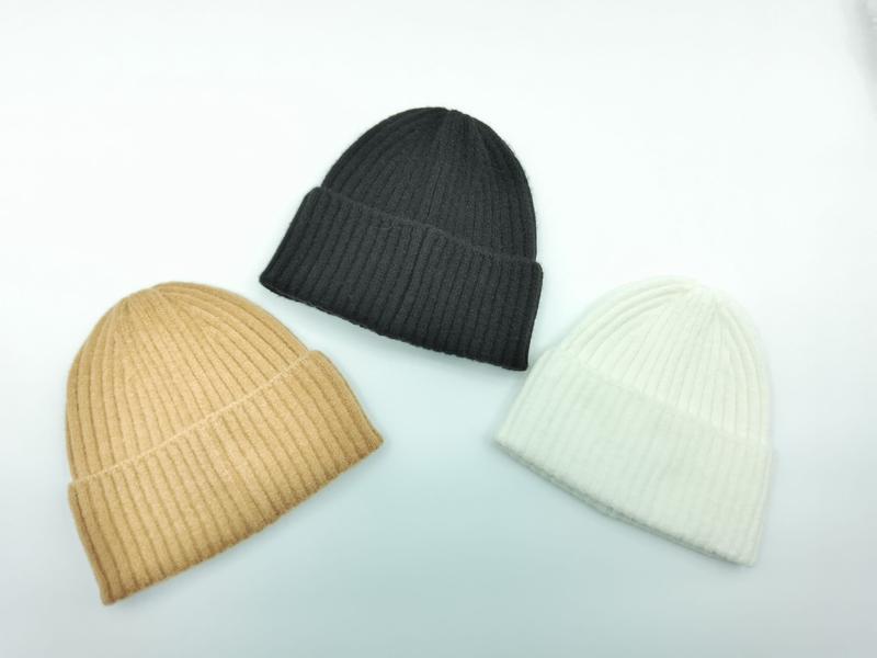 Czapka beanie w prążkowany splot, zestaw 3 sztuk w kolorach czarnym, camel i kremowym.
