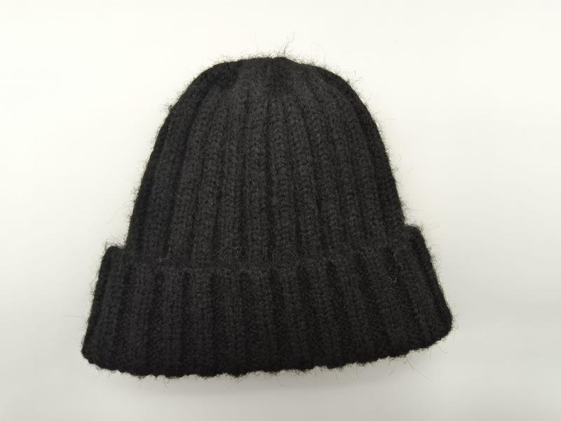 Czarna gruba czapka beanie z prążkowanej dzianiny z podwiniętym mankietem