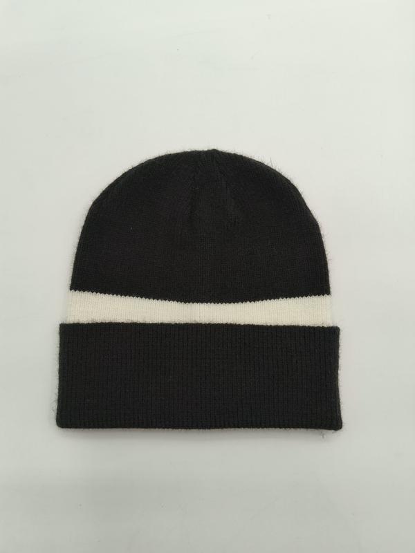 Czarna dzianinowa czapka beanie z kremowym paskiem i podwiniętym żeberkowanym mankietem, widok z góry.