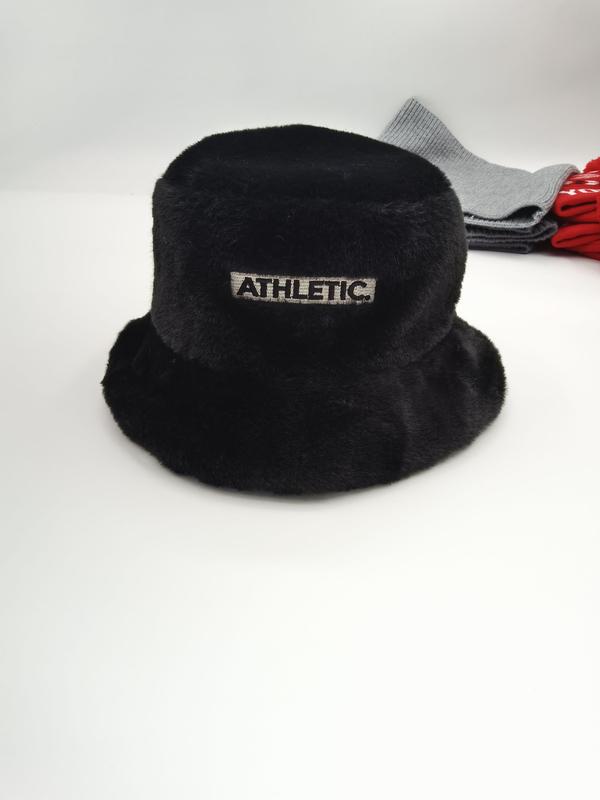 Czarny bucket hat z futerkiem faux fur i haftowaną naszywką Athletic, prezentowany na białym tle z szarymi i czerwonymi dodatkami.