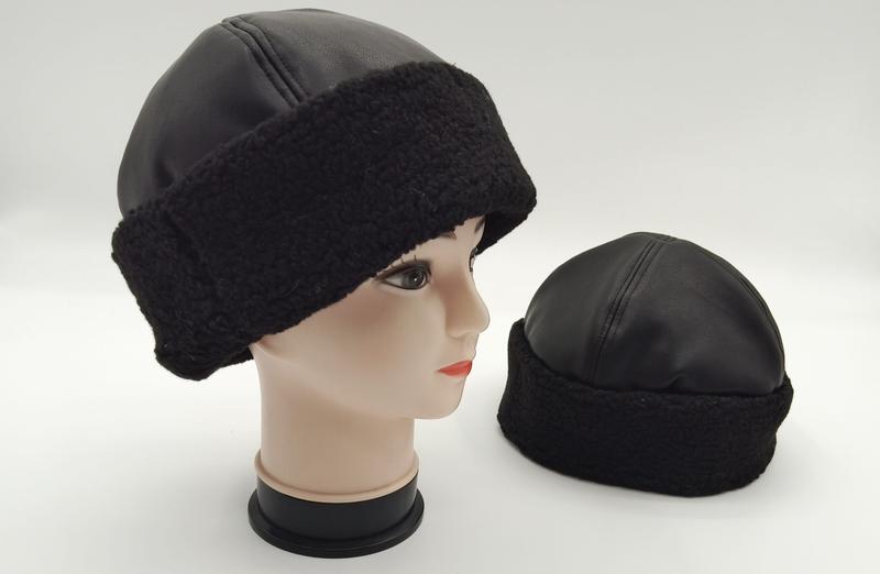 Czarna zimowa czapka beanie unisex ze skóry z podszewką z polarowego sherpy.