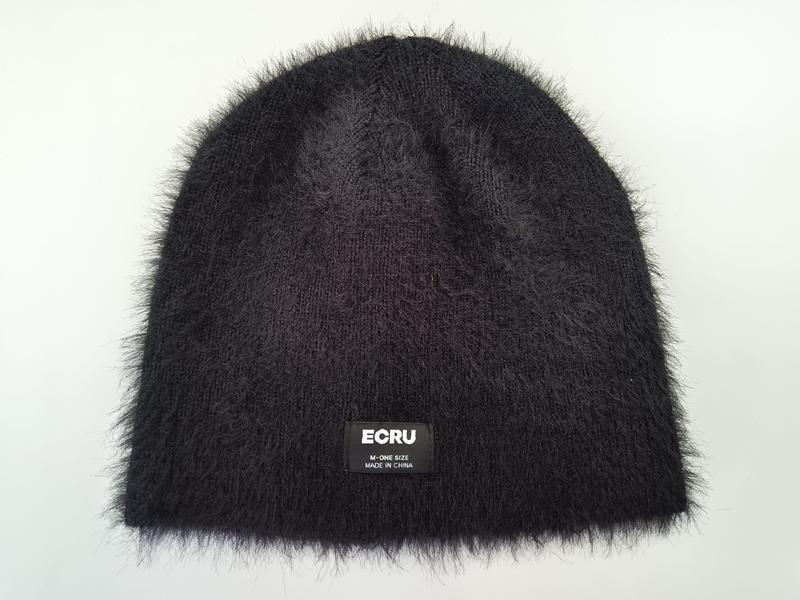 Czarna puszysta czapka beanie z dzianiny, uniwersalny rozmiar – idealna na zimę.