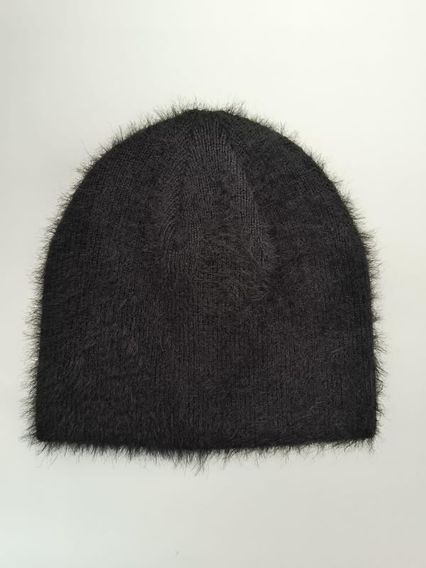 Czarna puszysta czapka zimowa z dzianiny w stylu mohair – miękka i ciepła beanie na zimę.