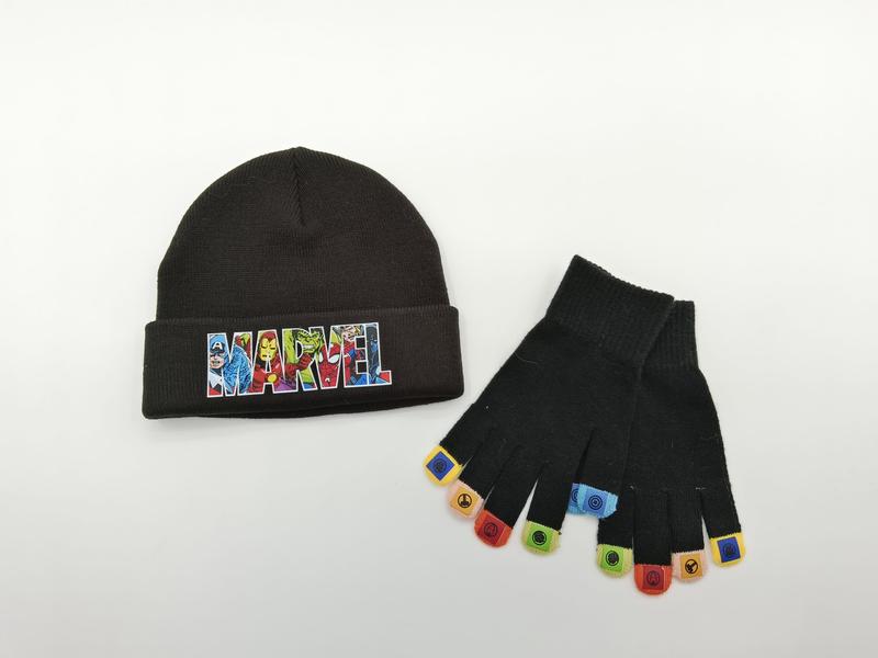 Czarny dzianinowy beanie z kolorową naszywką superbohaterów i pasujące rękawiczki bez palców z wielobarwnymi ikonami.