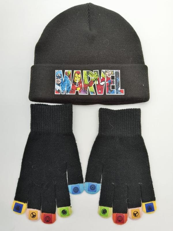 Czarny dzianinowy beanie z logo Marvel i pasujące rękawiczki bez palców z kolorowymi końcówkami, białe tło.