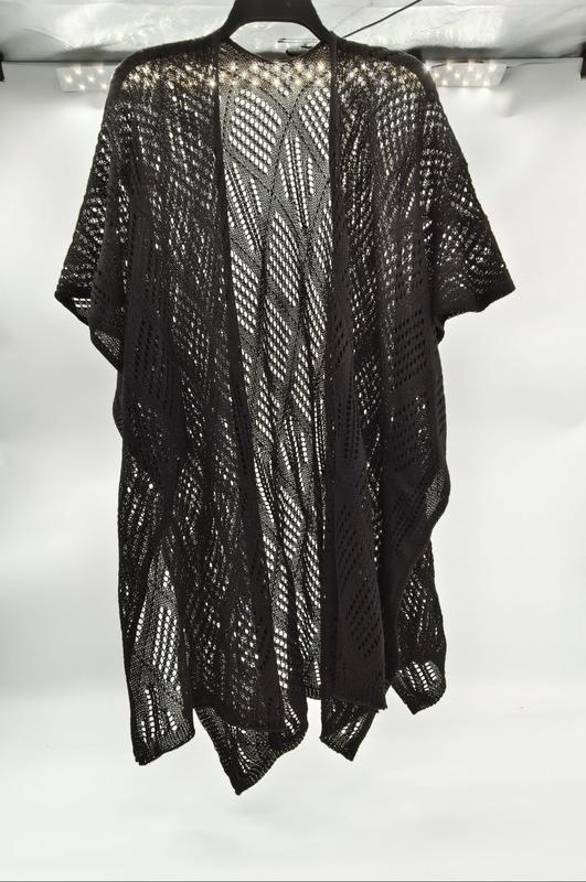 Czarny kimono kardigan szydełkowy z ukośnym wzorem koronkowym, zawieszony na wieszaku.