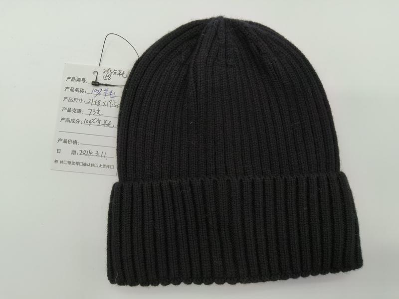 Czarna prążkowana czapka beanie z podwiniętym mankietem, 100% wełna.
