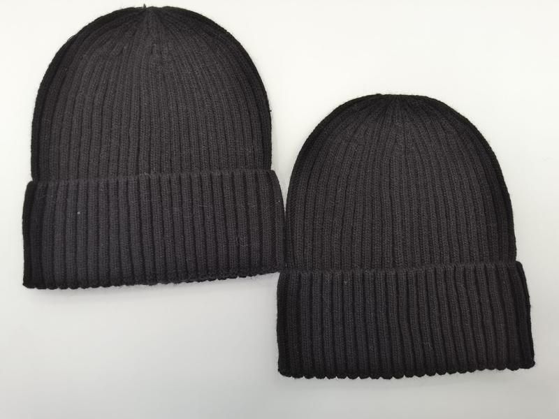 Czarny prążkowany zestaw 2 czapek zimowych z mankietem – ciepła czapka beanie z dzianiny.