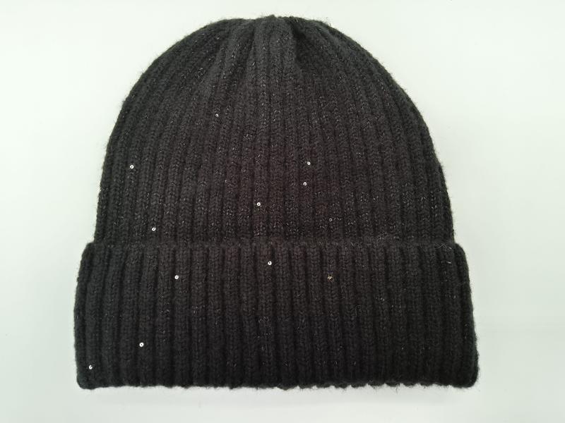Czarna prążkowana czapka beanie z delikatnymi cekinowymi zdobieniami