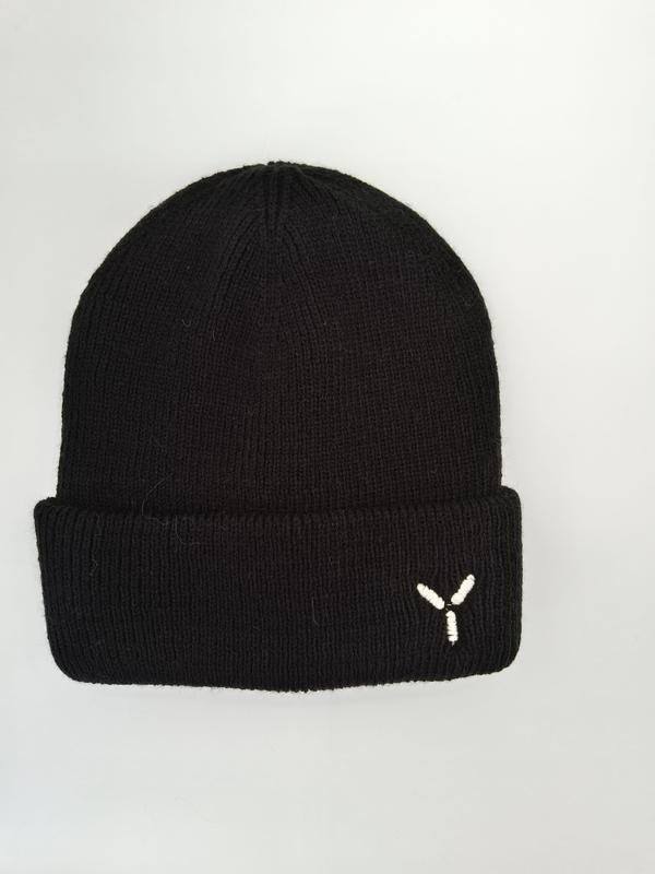 Czarna prążkowana czapka beanie z białym haftowanym logo — ciepła, stylowa czapka na zimę.