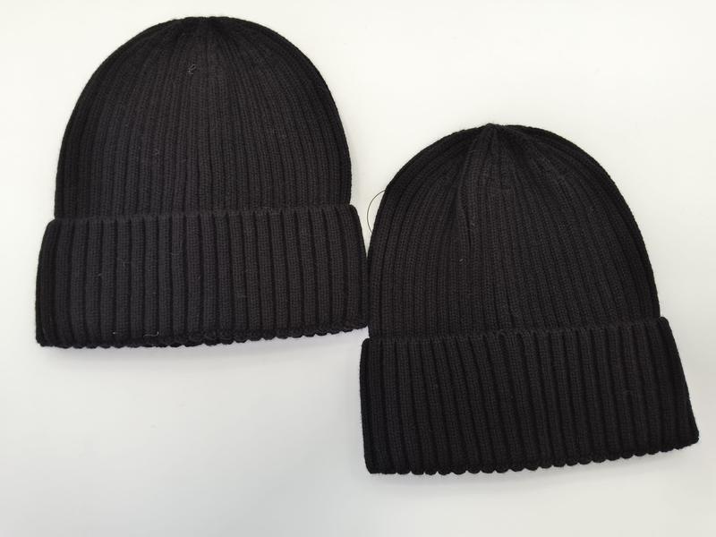 Czarny prążkowany czapka z dzianiny beanie — zestaw dwóch rozmiarów: dla dorosłych i dzieci.