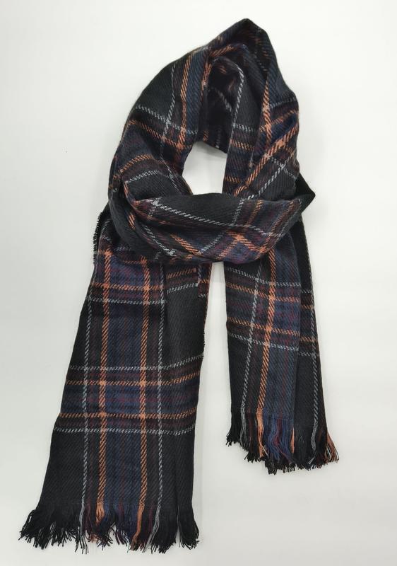 Czarny szal w kratę tartan z pomarańczowo-niebieskim wzorem i frędzlami na białym tle.
