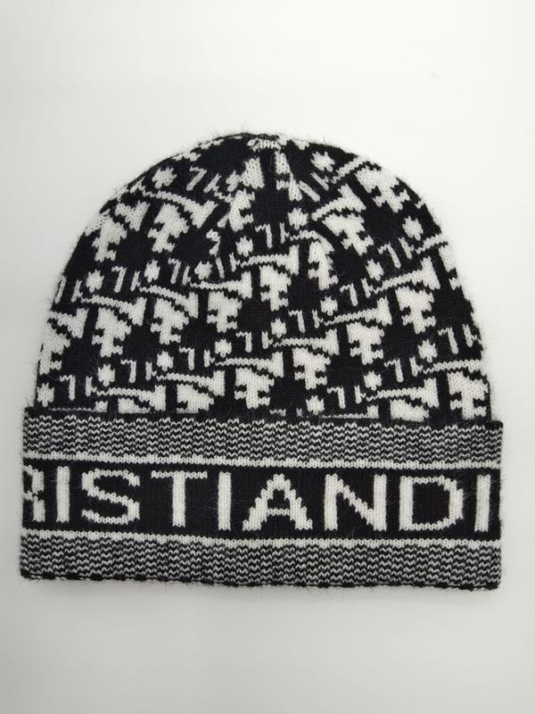 Czarno-biała czapka beanie w kratkę houndstooth z prążkowanym mankietem z logo, widok z góry.