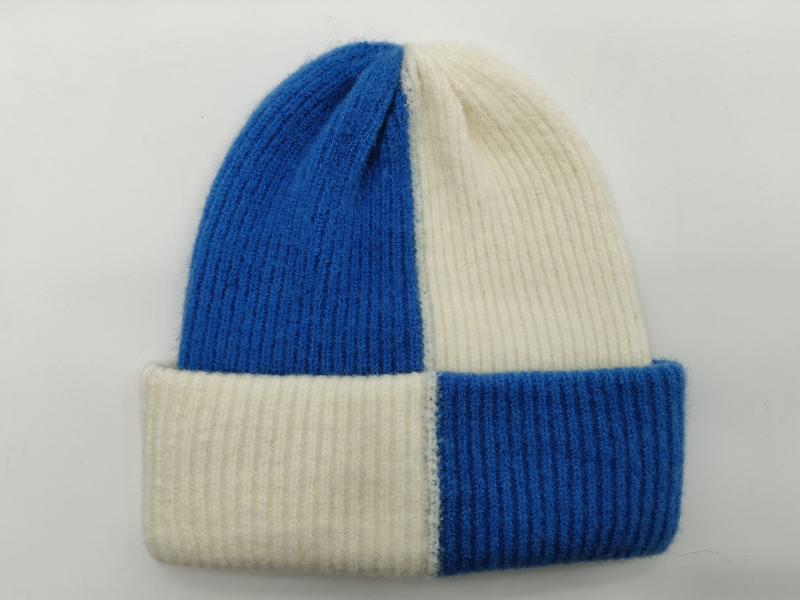Niebiesko-kremowa czapka beanie w bloki kolorów z prążkowanej dzianiny